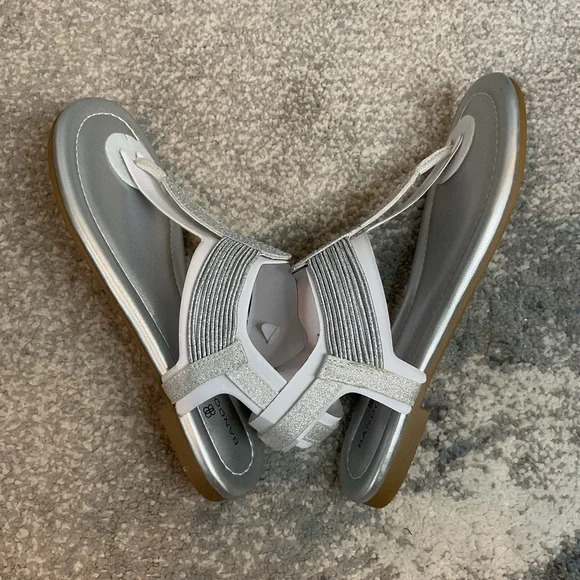 Bandolino Kayte 2 Silver Rhinestone Thong Sandals - Size 6.5 (NIB) - Picture 6 of 12